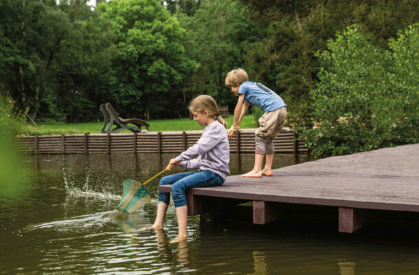 recyclingkunststoff-rezyklat-im-wasserbau-stegbau-kinder