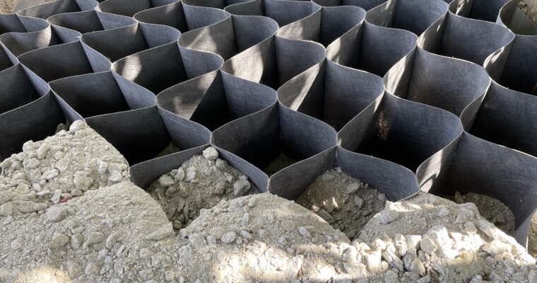 Nahaufnahme halbverfüllte Geozellen