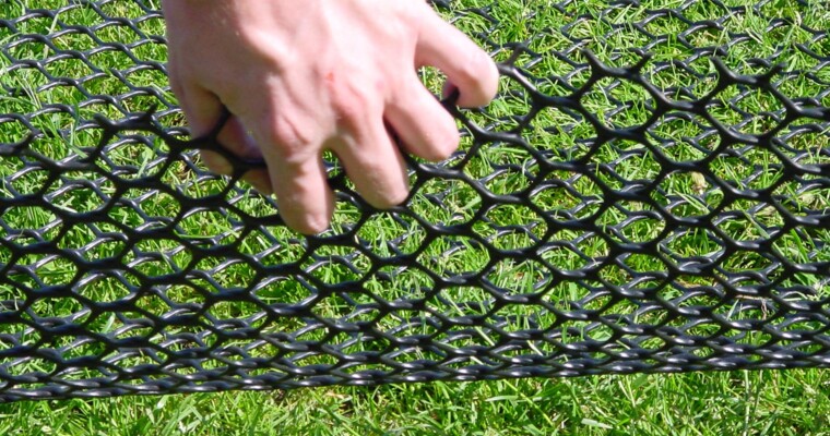 TERRAM-TurfProtecta-Produktbilder-Veranschaulichung-hand