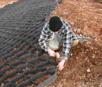 TERRAM-Geozellen-Anwendung-Böschung-Installation