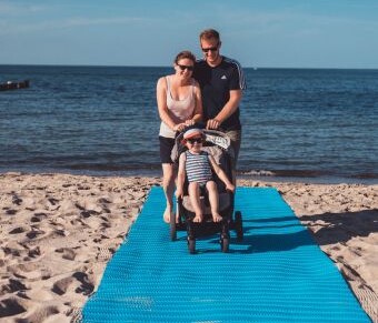 terram-pathmat-kinderwagen-auf-strandweg