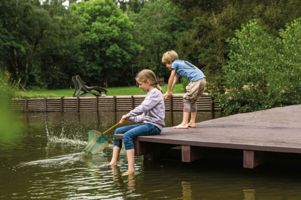 recyclingkunststoff-rezyklat-im-wasserbau-stegbau-kinder